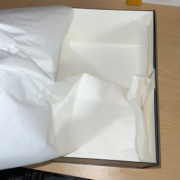 Authentic Gucci show box black and white - Picture 2 of 4